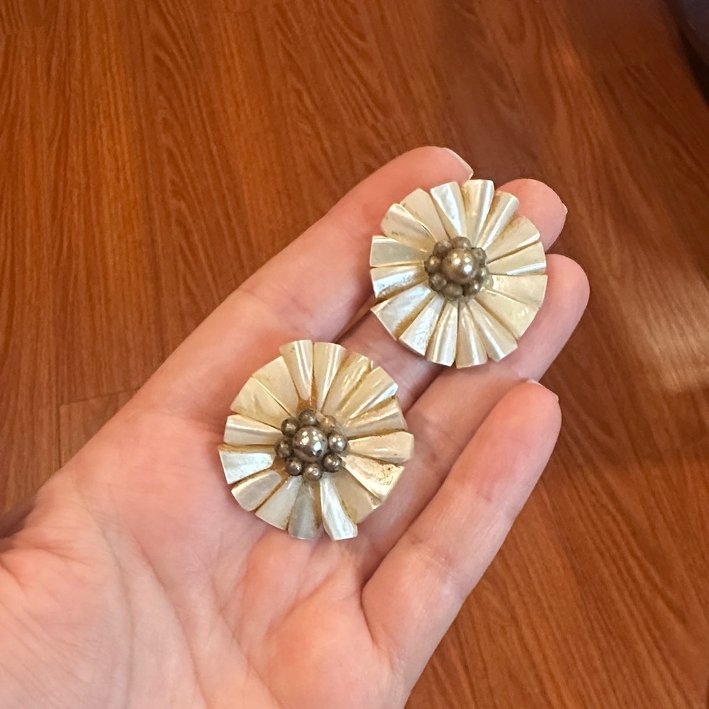 Elegant Silver Floral Earrings vintage